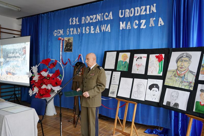 Obchody 131. rocznicy urodzin gen. Stanisława Maczka w Zespole Szkolno-Przedszkolnym nr 5 w Żaganiu, którego częścią jest Publiczna Szkoła Podstawowa nr 5 im. 1 Dywizji Pancernej pod dowództwem gen. S. Maczka
