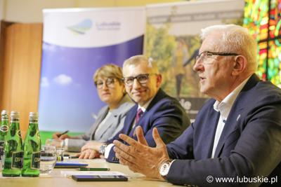 Spotkanie z mieszkańcami - stół prezydialny