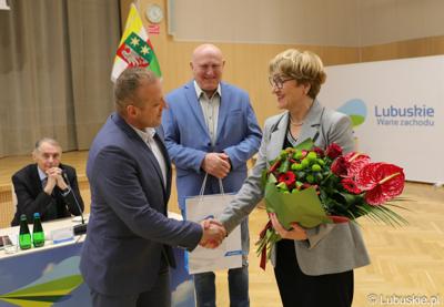 Podczas sesji pogratulowano również nowemu wójtowi gminy Dąbie. 12 marca 2023 r. Bogusław Zaraza wygrał przedterminowe wybory. Wcześniej, przez blisko 10 lat, pracował w urzędzie marszałkowskim jako kierownik Wydziału Spraw Społecznych w Departamencie Infrastruktury Społecznej