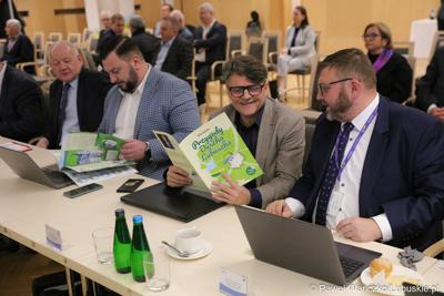 Uczestnicy LII sesji Sejmiku Województwa Lubuskiego. Od lewej: wicemarszałek Stanisław Tomczyszyn, marszałek Elżbieta Anna Polak oraz członek zarządu Marcin Jabłoński.
