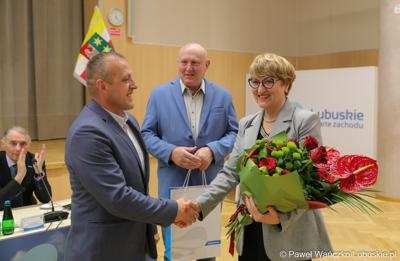 Marszałek Elżbieta Anna Polak składa gratulacje nowemu Wójtowie Gminy Dąbie Bogusławowi Zarazie. Z tyłu przewodniczący Sejmiku Wacław Maciuszonek