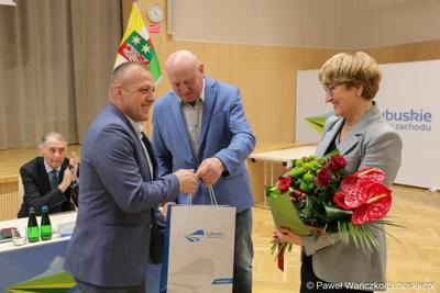 Marszałek Elżbieta Anna Polak oraz przewodniczący Sejmiku Wacław Maciuszonek składają gratulacje nowemu Wójtowie Gminy Dąbie Bogusławowi Zarazie 