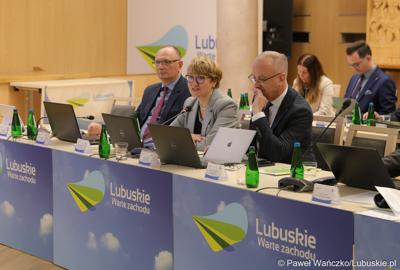 Członkowie zarządu woj. lubuskiego na LII sesji Sejmiku Województwa Lubuskiego. Od lewej: wicemarszałek Stanisław Tomczyszyn, marszałek Elżbieta Anna Polak oraz członek zarządu Marcin Jabłoński.