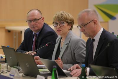 Członkowie zarządu woj. lubuskiego podczas  LII sesji Sejmiku Województwa Lubuskiego. Od lewej: wicemarszałek Stanisław Tomczyszyn, marszałek Elżbieta Anna Polak oraz członek zarządu Marcin Jabłoński.
