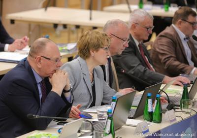 Członkowie zarządu woj. lubuskiego podczas  LII sesji Sejmiku Województwa Lubuskiego. Od lewej: wicemarszałek Stanisław Tomczyszyn, marszałek Elżbieta Anna Polak oraz członek zarządu Marcin Jabłoński.
