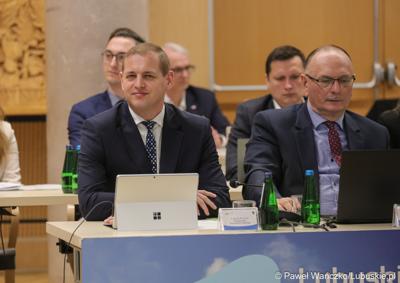 Członkowie zarządu woj. lubuskiego na LII sesji Sejmiku Województwa Lubuskiego. Stanisław Tomczyszyn (z prawej) oraz wicemarszałek Łukasz Porycki.