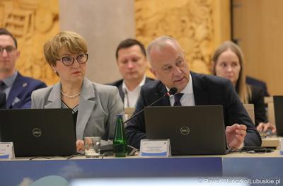 Członkowie zarządu woj. lubuskiego na LII sesji Sejmiku Województwa Lubuskiego. Od lewej: marszałek Elżbieta Anna Polak oraz członek zarządu Marcin Jabłoński.