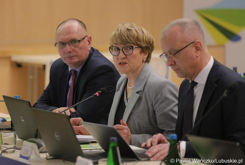 Członkowie zarządu woj. lubuskiego podczas  LII sesji Sejmiku Województwa Lubuskiego. Od lewej: wicemarszałek Stanisław Tomczyszyn, marszałek Elżbieta Anna Polak oraz członek zarządu Marcin Jabłoński.