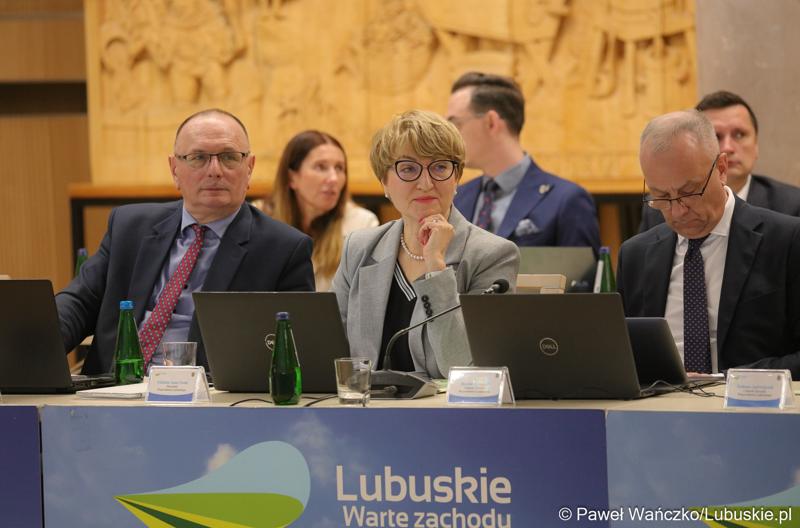 Członkowie zarządu woj. lubuskiego na LII sesji Sejmiku Województwa Lubuskiego. Od lewej: wicemarszałek Stanisław Tomczyszyn, marszałek Elżbieta Anna Polak oraz członek zarządu Marcin Jabłoński.