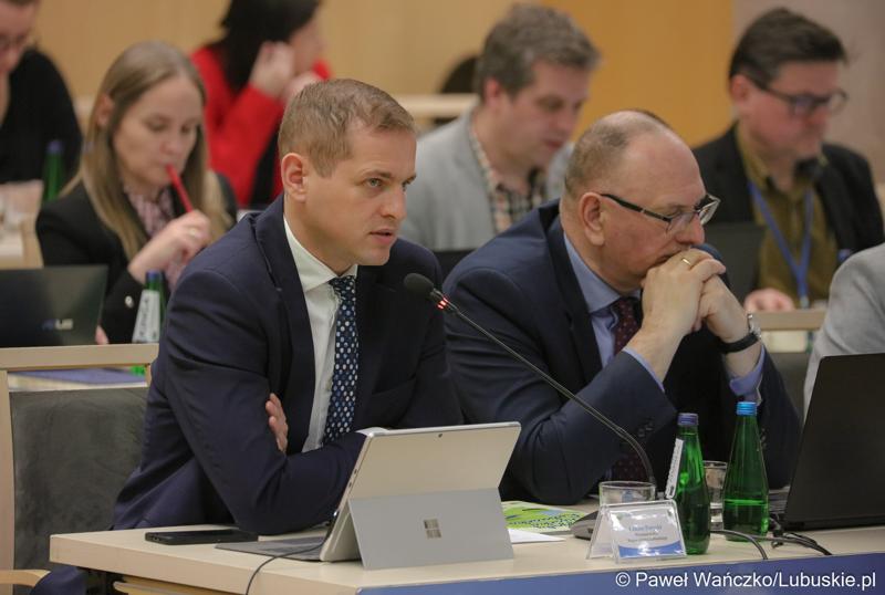 Członkowie zarządu woj. lubuskiego na LII sesji Sejmiku Województwa Lubuskiego. Od lewej: wicemarszałek Łukasz Porycki oraz wicemarszałek Stanisław Tomczyszyn
