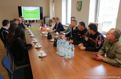 Wicemarszałek Łukasz Porycki gościł delegację strażaków z Burgundii, odbywających wizytę studyjną w województwie lubuskim. 