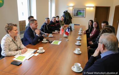 Wicemarszałek Łukasz Porycki gościł delegację strażaków z Burgundii, odbywających wizytę studyjną w województwie lubuskim. 