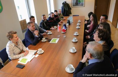 Wicemarszałek Łukasz Porycki gościł delegację strażaków z Burgundii, odbywających wizytę studyjną w województwie lubuskim. 