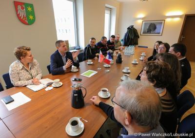 Wicemarszałek Łukasz Porycki gościł delegację strażaków z Burgundii, odbywających wizytę studyjną w województwie lubuskim. 