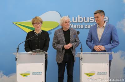 Marszałek województwa lubuskiego Elżbieta Anna Polak, dyrektor biblioteki Norwida w Zielonej Górze Andrzej Buck (w środku) oraz radny województwa lubuskiego i pomysłodawca festiwalu Sebastian Ciemnoczołowski na konferencji prasowej dot. 9. (12.) Festiwalu Filmu, Teatru i Książki Kozzi Pieczka Chęciński. 