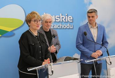 Marszałek województwa lubuskiego Elżbieta Anna Polak, dyrektor biblioteki Norwida w Zielonej Górze Andrzej Buck (w środku) oraz radny województwa lubuskiego i pomysłodawca festiwalu Sebastian Ciemnoczołowski na konferencji prasowej dot. 9. (12.) Festiwalu Filmu, Teatru i Książki Kozzi Pieczka Chęciński. 