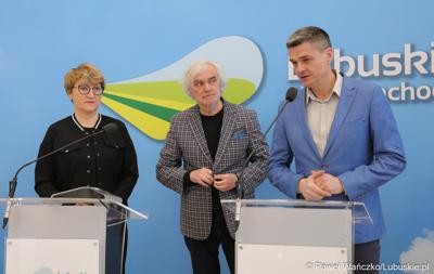 Radny województwa lubuskiego i pomysłodawca festiwalu Sebastian Ciemnoczołowski (przy mikrofonie), marszałek województwa lubuskiego Elżbieta Anna Polak oraz dyrektor biblioteki Norwida w Zielonej Górze Andrzej Buck (w środku) na konferencji prasowej dot. 9. (12.) Festiwalu Filmu, Teatru i Książki Kozzi Pieczka Chęciński. 