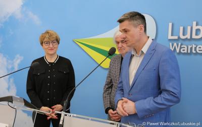 Radny województwa lubuskiego i pomysłodawca festiwalu Sebastian Ciemnoczołowski (przy mikrofonie), marszałek województwa lubuskiego Elżbieta Anna Polak oraz dyrektor biblioteki Norwida w Zielonej Górze Andrzej Buck (w środku) na konferencji prasowej dot. 9. (12.) Festiwalu Filmu, Teatru i Książki Kozzi Pieczka Chęciński. 