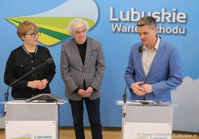 Radny województwa lubuskiego i pomysłodawca festiwalu Sebastian Ciemnoczołowski (przy mikrofonie), marszałek województwa lubuskiego Elżbieta Anna Polak oraz dyrektor biblioteki Norwida w Zielonej Górze Andrzej Buck (w środku) na konferencji prasowej dot. 9. (12.) Festiwalu Filmu, Teatru i Książki Kozzi Pieczka Chęciński. 