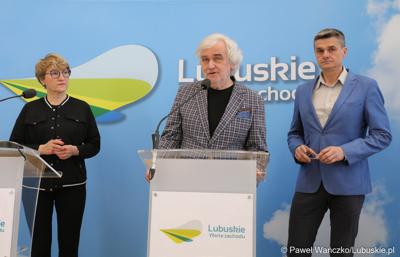 Marszałek województwa lubuskiego Elżbieta Anna Polak, dyrektor biblioteki Norwida w Zielonej Górze Andrzej Buck (przy mikrofonie) oraz radny województwa lubuskiego i pomysłodawca festiwalu Sebastian Ciemnoczołowski na konferencji prasowej dot. 9. (12.) Festiwalu Filmu, Teatru i Książki Kozzi Pieczka Chęciński. 