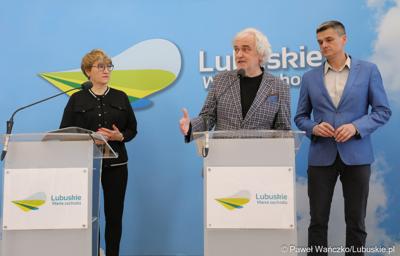 Marszałek województwa lubuskiego Elżbieta Anna Polak, dyrektor biblioteki Norwida w Zielonej Górze Andrzej Buck (przy mikrofonie) oraz radny województwa lubuskiego i pomysłodawca festiwalu Sebastian Ciemnoczołowski na konferencji prasowej dot. 9. (12.) Festiwalu Filmu, Teatru i Książki Kozzi Pieczka Chęciński. 