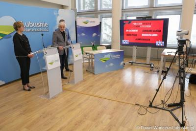 Uczestnicy konferencji prasowej dot. 9. (12.) Festiwalu Filmu, Teatru i Książki Kozzi Pieczka Chęciński. 