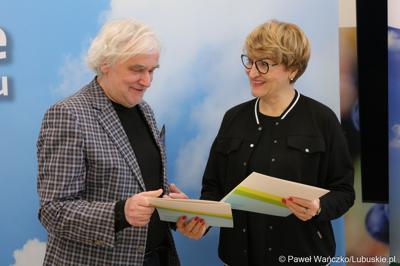 Marszałek województwa lubuskiego Elżbieta Anna Polak oraz dyrektor biblioteki Norwida w Zielonej Górze Andrzej Buck 