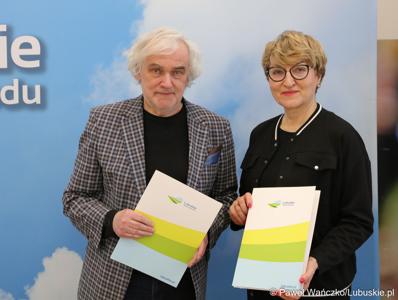 Marszałek województwa lubuskiego Elżbieta Anna Polak oraz dyrektor biblioteki Norwida w Zielonej Górze Andrzej Buck 