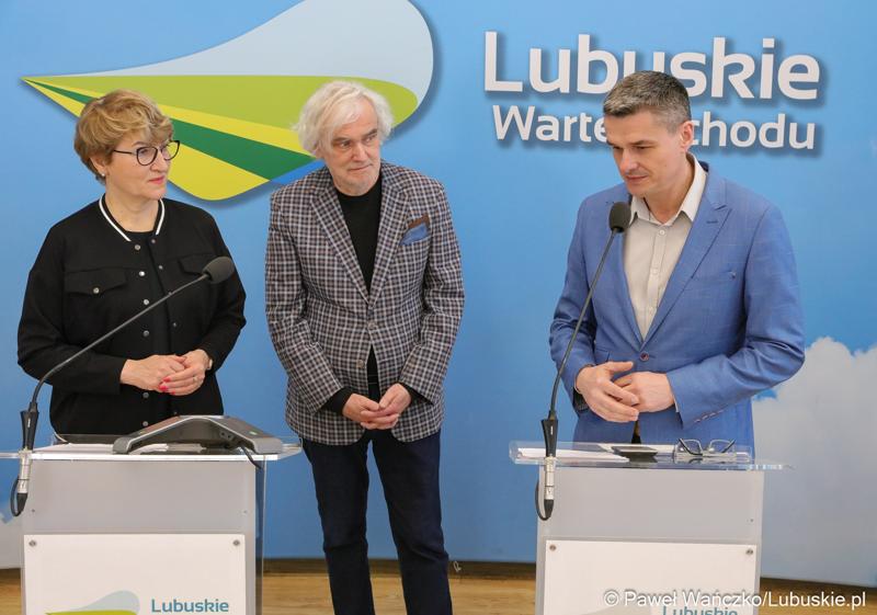 Radny województwa lubuskiego i pomysłodawca festiwalu Sebastian Ciemnoczołowski (przy mikrofonie), marszałek województwa lubuskiego Elżbieta Anna Polak oraz dyrektor biblioteki Norwida w Zielonej Górze Andrzej Buck (w środku) na konferencji prasowej dot. 9. (12.) Festiwalu Filmu, Teatru i Książki Kozzi Pieczka Chęciński.