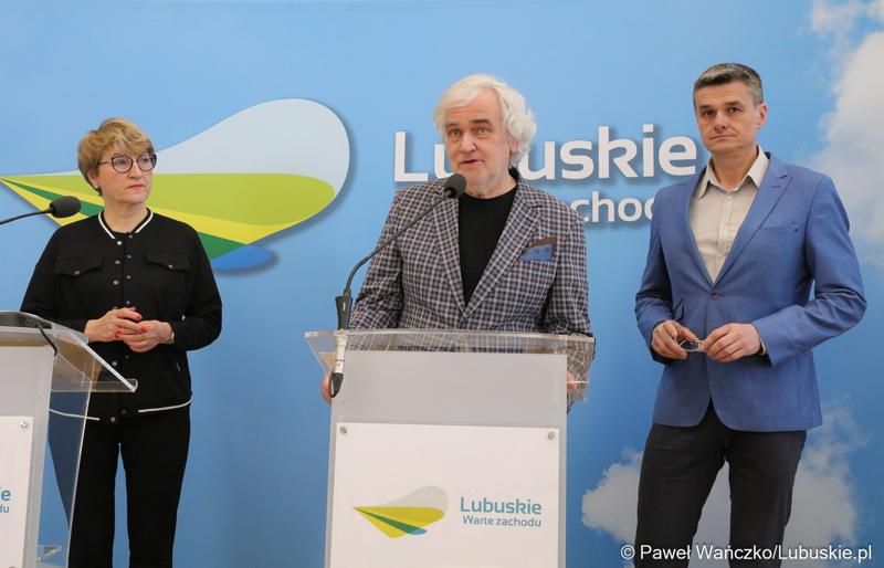 Marszałek województwa lubuskiego Elżbieta Anna Polak, dyrektor biblioteki Norwida w Zielonej Górze Andrzej Buck (przy mikrofonie) oraz radny województwa lubuskiego i pomysłodawca festiwalu Sebastian Ciemnoczołowski na konferencji prasowej dot. 9. (12.) Festiwalu Filmu, Teatru i Książki Kozzi Pieczka Chęciński.