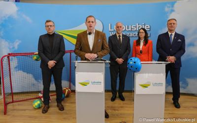 Uczestnicy konferencji prasowej poświęconej rozstrzygnięciom naborów i rozdysponowaniu pieniędzy na realizację programów inwestycyjnych: Lubuska Baza Sportowa i Lubuska Baza Turystyczna oraz na zadania dotyczące prac konserwatorskich, restauratorskich lub robót budowlanych przy lubuskich zabytkach na 2023 rok. W konferencji udział wzięli: wicemarszałek województwa lubuskiego Łukasz Porycki, dyrektor Departamentu Infrastruktury Społecznej Mirosław Glaz, wójt Gminy Świdnica Izabela Mazurkiewicz-Kąkol , wójt Gminy Skąpe Zbigniew Woch oraz starosta powiatu strzelecko-drezdeneckiego  Bogusław Kierus.