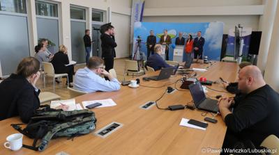 Uczestnicy konferencji prasowej poświęconej rozstrzygnięciom naborów i rozdysponowaniu pieniędzy na realizację programów inwestycyjnych: Lubuska Baza Sportowa i Lubuska Baza Turystyczna oraz na zadania dotyczące prac konserwatorskich, restauratorskich lub robót budowlanych przy lubuskich zabytkach na 2023 rok. 