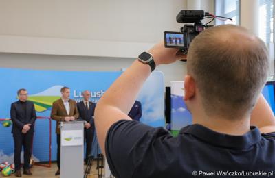 Uczestnicy konferencji prasowej poświęconej rozstrzygnięciom naborów i rozdysponowaniu pieniędzy na realizację programów inwestycyjnych: Lubuska Baza Sportowa i Lubuska Baza Turystyczna oraz na zadania dotyczące prac konserwatorskich, restauratorskich lub robót budowlanych przy lubuskich zabytkach na 2023 rok. 