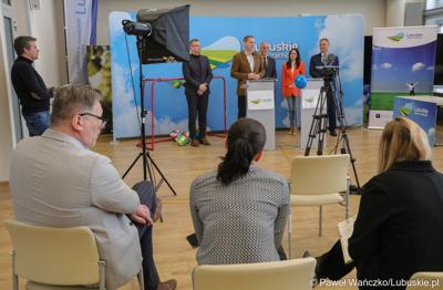 Uczestnicy konferencji prasowej poświęconej rozstrzygnięciom naborów i rozdysponowaniu pieniędzy na realizację programów inwestycyjnych: Lubuska Baza Sportowa i Lubuska Baza Turystyczna oraz na zadania dotyczące prac konserwatorskich, restauratorskich lub robót budowlanych przy lubuskich zabytkach na 2023 rok. 