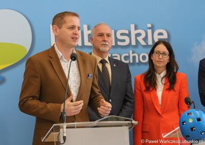 Wicemarszałek województwa lubuskiego Łukasz Porycki (przy mikrofonie) na konferencji prasowej poświęconej rozstrzygnięciom naborów i rozdysponowaniu pieniędzy na realizację programów inwestycyjnych: Lubuska Baza Sportowa i Lubuska Baza Turystyczna oraz na zadania dotyczące prac konserwatorskich, restauratorskich lub robót budowlanych przy lubuskich zabytkach na 2023 rok.