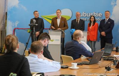 Uczestnicy konferencji prasowej poświęconej rozstrzygnięciom naborów i rozdysponowaniu pieniędzy na realizację programów inwestycyjnych: Lubuska Baza Sportowa i Lubuska Baza Turystyczna oraz na zadania dotyczące prac konserwatorskich, restauratorskich lub robót budowlanych przy lubuskich zabytkach na 2023 rok. 
