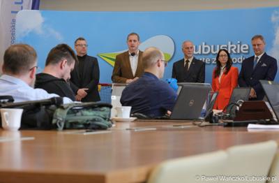 Uczestnicy konferencji prasowej poświęconej rozstrzygnięciom naborów i rozdysponowaniu pieniędzy na realizację programów inwestycyjnych: Lubuska Baza Sportowa i Lubuska Baza Turystyczna oraz na zadania dotyczące prac konserwatorskich, restauratorskich lub robót budowlanych przy lubuskich zabytkach na 2023 rok. 