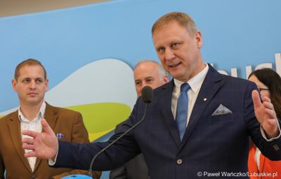 Dyrektor Departamentu Infrastruktury Społecznej Mirosław Glaz (przy mikrofonie) na konferencji prasowej poświęconej rozstrzygnięciom naborów i rozdysponowaniu pieniędzy na realizację programów inwestycyjnych: Lubuska Baza Sportowa i Lubuska Baza Turystyczna oraz na zadania dotyczące prac konserwatorskich, restauratorskich lub robót budowlanych przy lubuskich zabytkach na 2023 rok. 