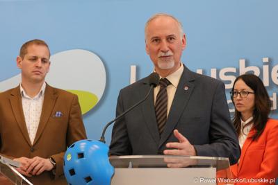 Starosta powiatu strzelecko-drezdeneckiego  Bogusław Kierus (przy mikrofonie).