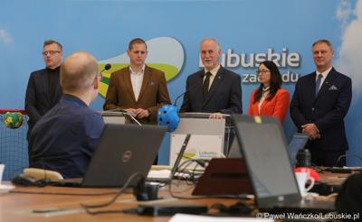 Uczestnicy konferencji prasowej poświęconej rozstrzygnięciom naborów i rozdysponowaniu pieniędzy na realizację programów inwestycyjnych: Lubuska Baza Sportowa i Lubuska Baza Turystyczna oraz na zadania dotyczące prac konserwatorskich, restauratorskich lub robót budowlanych przy lubuskich zabytkach na 2023 rok. W konferencji udział wzięli: wicemarszałek województwa lubuskiego Łukasz Porycki, dyrektor Departamentu Infrastruktury Społecznej Mirosław Glaz, wójt Gminy Świdnica Izabela Mazurkiewicz-Kąkol , wójt Gminy Skąpe Zbigniew Woch oraz starosta powiatu strzelecko-drezdeneckiego  Bogusław Kierus.