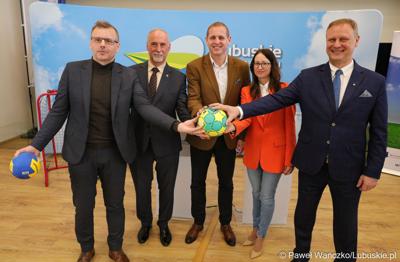 Uczestnicy konferencji prasowej poświęconej rozstrzygnięciom naborów i rozdysponowaniu pieniędzy na realizację programów inwestycyjnych: Lubuska Baza Sportowa i Lubuska Baza Turystyczna oraz na zadania dotyczące prac konserwatorskich, restauratorskich lub robót budowlanych przy lubuskich zabytkach na 2023 rok. W konferencji udział wzięli: wicemarszałek województwa lubuskiego Łukasz Porycki, dyrektor Departamentu Infrastruktury Społecznej Mirosław Glaz, wójt Gminy Świdnica Izabela Mazurkiewicz-Kąkol , wójt Gminy Skąpe Zbigniew Woch oraz starosta powiatu strzelecko-drezdeneckiego  Bogusław Kierus.