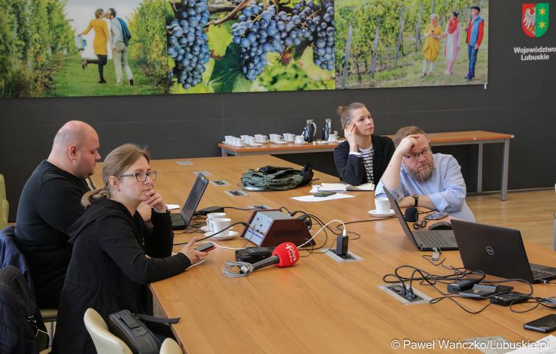 Dziennikarze na konferencji prasowej poświęconej rozstrzygnięciom naborów i rozdysponowaniu pieniędzy na realizację programów inwestycyjnych: Lubuska Baza Sportowa i Lubuska Baza Turystyczna oraz na zadania dotyczące prac konserwatorskich, restauratorskich lub robót budowlanych przy lubuskich zabytkach na 2023 rok.