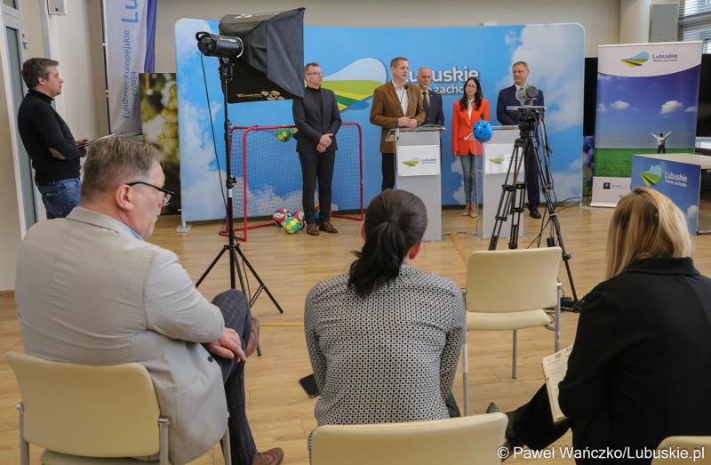 Uczestnicy konferencji prasowej poświęconej rozstrzygnięciom naborów i rozdysponowaniu pieniędzy na realizację programów inwestycyjnych: Lubuska Baza Sportowa i Lubuska Baza Turystyczna oraz na zadania dotyczące prac konserwatorskich, restauratorskich lub robót budowlanych przy lubuskich zabytkach na 2023 rok.