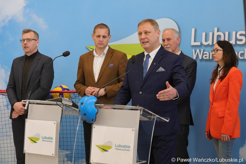 Dyrektor Departamentu Infrastruktury Społecznej Mirosław Glaz (przy mikrofonie) na konferencji prasowej poświęconej rozstrzygnięciom naborów i rozdysponowaniu pieniędzy na realizację programów inwestycyjnych: Lubuska Baza Sportowa i Lubuska Baza Turystyczna oraz na zadania dotyczące prac konserwatorskich, restauratorskich lub robót budowlanych przy lubuskich zabytkach na 2023 rok.