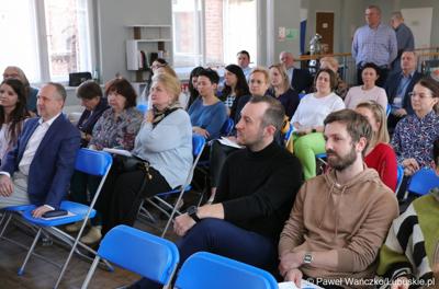 Uczestnicy spotkania dot. możliwości korzystania z programu Fundusze Europejskie dla Lubuskiego 2021–2027 w bibliotece w Świebodzinie