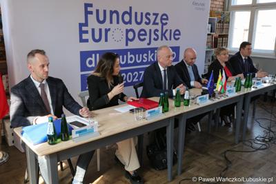 Spotkanie dot. możliwości korzystania z programu Fundusze Europejskie dla Lubuskiego 2021–2027 w bibliotece w Świebodzinie. Na zdjęciu (od lewej):  Bartłomiej Kobiernik z Departamentu Programu Rozwoju Obszarów Wiejskich Urzędu Marszałkowskiego Województwa Lubuskiego, dyr Departamentu Instytucji Zarządzającej UMWL Sylwia Pędzińska, członek zarządu woj. lubuskiego Marcin Jabłoński, dyr Departamentu Programów Regionalnych UMWL Marek Kamiński, dyr Departamentu Europejskiego Funduszu Społecznego UMWL Joanna Ejsmont oraz zastępca dyrektora Departamentu EFS Adam Misiaszek.