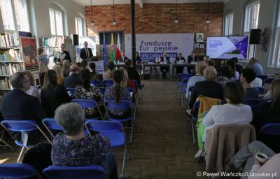 Uczestnicy spotkania dot. możliwości korzystania z programu Fundusze Europejskie dla Lubuskiego 2021–2027 w bibliotece w Świebodzinie