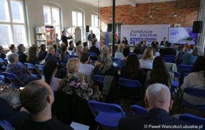 Uczestnicy spotkania dot. możliwości korzystania z programu Fundusze Europejskie dla Lubuskiego 2021–2027 w bibliotece w Świebodzinie