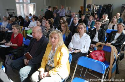 Uczestnicy spotkania dot. możliwości korzystania z programu Fundusze Europejskie dla Lubuskiego 2021–2027 w bibliotece w Świebodzinie
