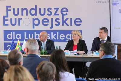 Spotkanie dot. możliwości korzystania z programu Fundusze Europejskie dla Lubuskiego 2021–2027 w bibliotece w Świebodzinie. Na zdjęciu (od lewej):  dyr Departamentu Programów Regionalnych UMWL Marek Kamiński, dyr Departamentu Europejskiego Funduszu Społecznego UMWL Joanna Ejsmont oraz zastępca dyrektora Departamentu EFS Adam Misiaszek.